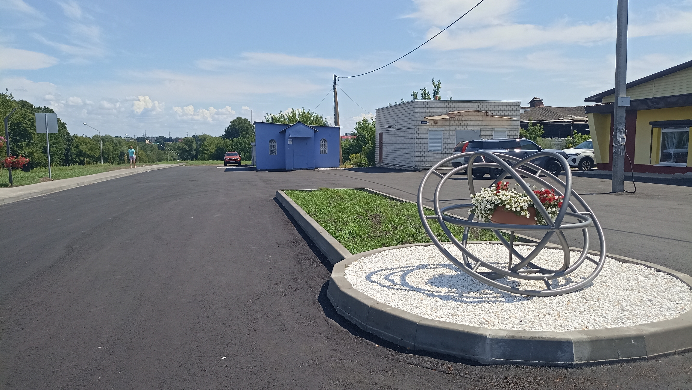 В Глинищево благоустроили площадь «Народная» в рамках проекта «Комфортная городская среда»