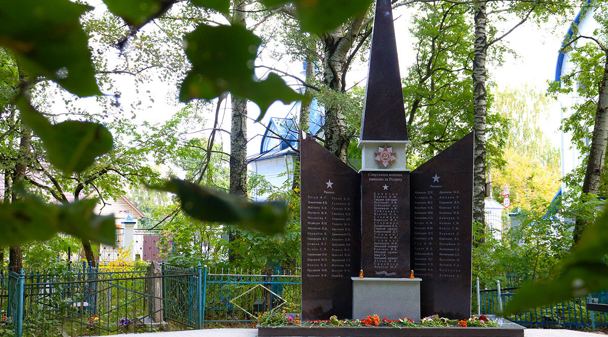 В Фокинском районе обновили памятник