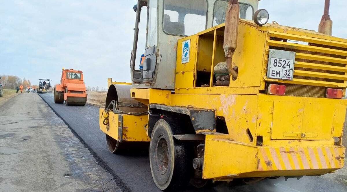 В Красногорском районе ремонтируют участок автодороги Красная Гора-Николаевка