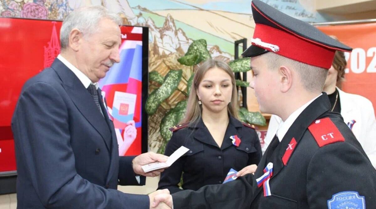 В Стародубе активистам «Движения Первых» вручили паспорта гражданина РФ