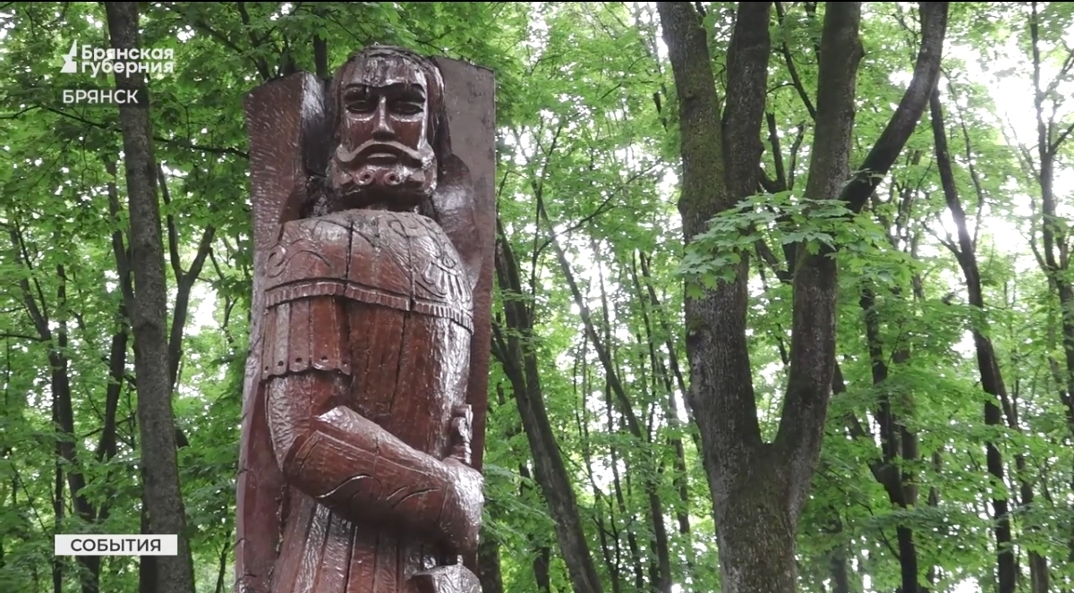 В парке Толстого в Брянске обновляют ротонду и деревянные фигуры   