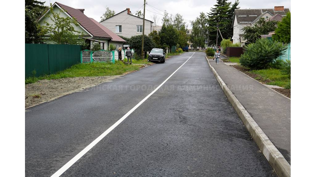 К одиннадцатой школе и второй гимназии Брянска построили тротуары