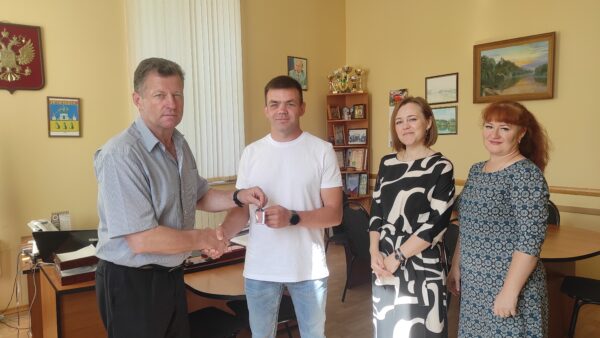 Трубчевскому тренеру по госпрограмме вручили ключи от квартиры   