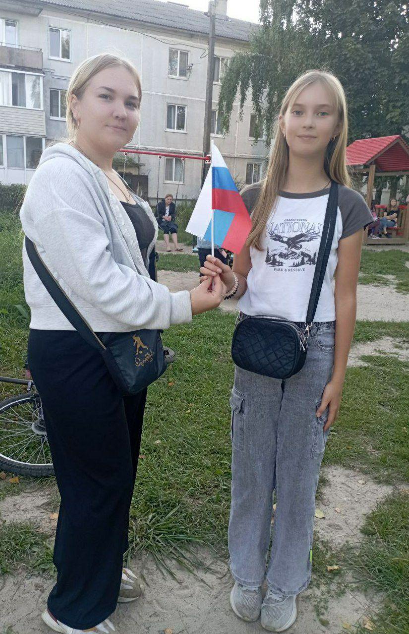 В Новосёлках провели патриотическую акцию «Российский триколор»