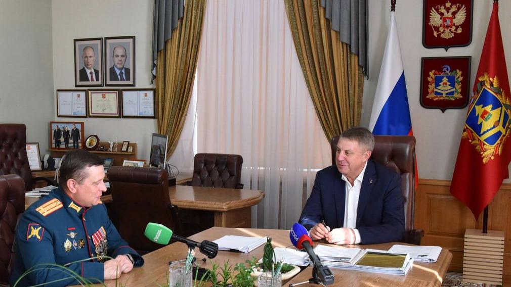 Александр Богомаз встретился с участником программы кадровой переподготовки «Время героев»