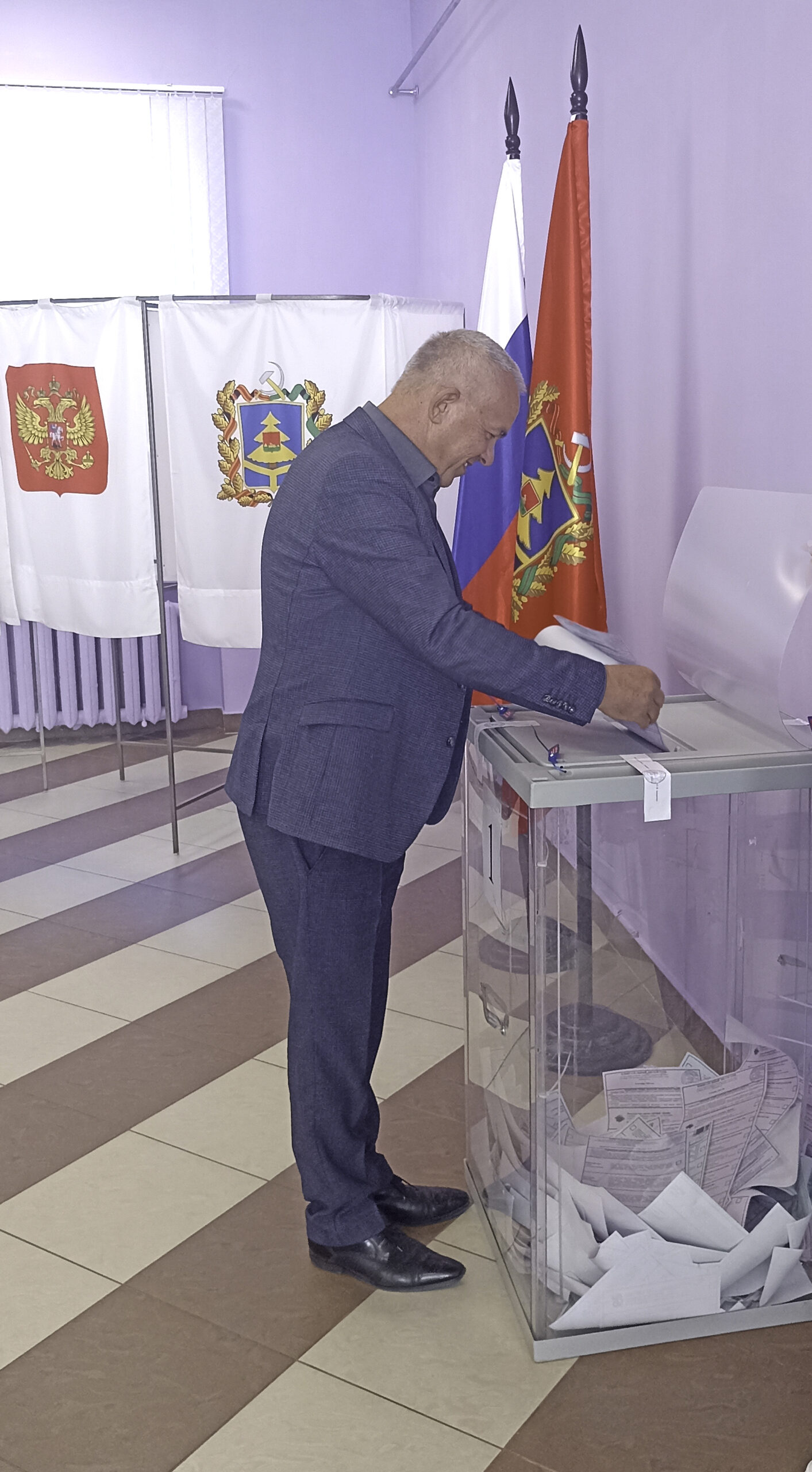Глава администрации Брянского района Николай Якушенко проголосовал на выборах