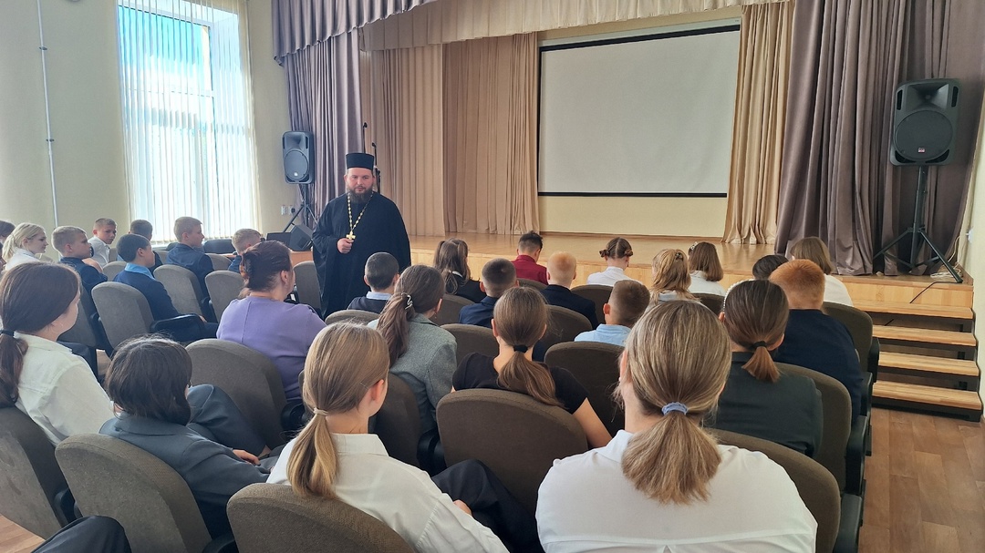Настоятель  храма Пресвятой Богородицы встретился со школьниками