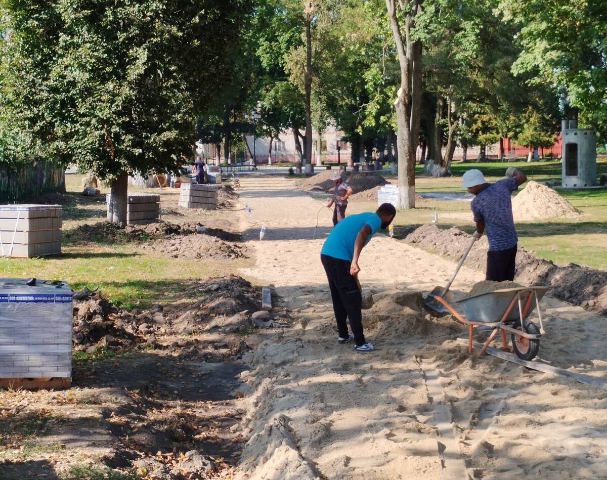 В Стародубе Брянской области благоустраивают центральный парк   