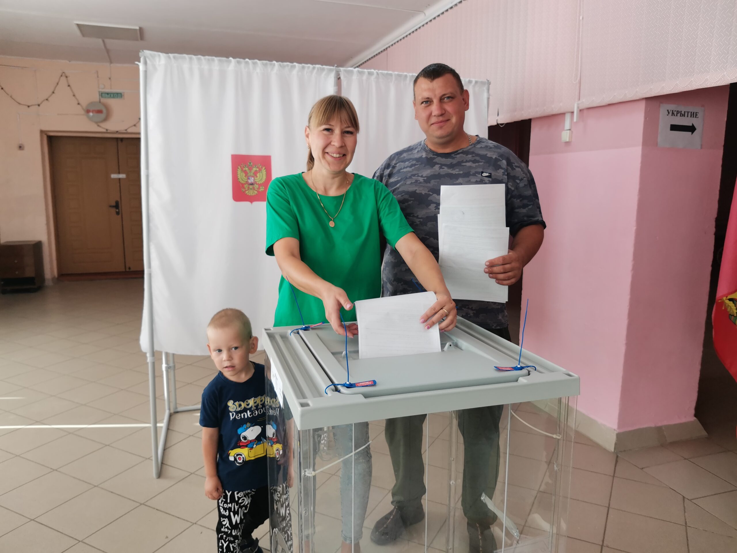 Инженер и учитель пришли на выборы с сыном Мишей