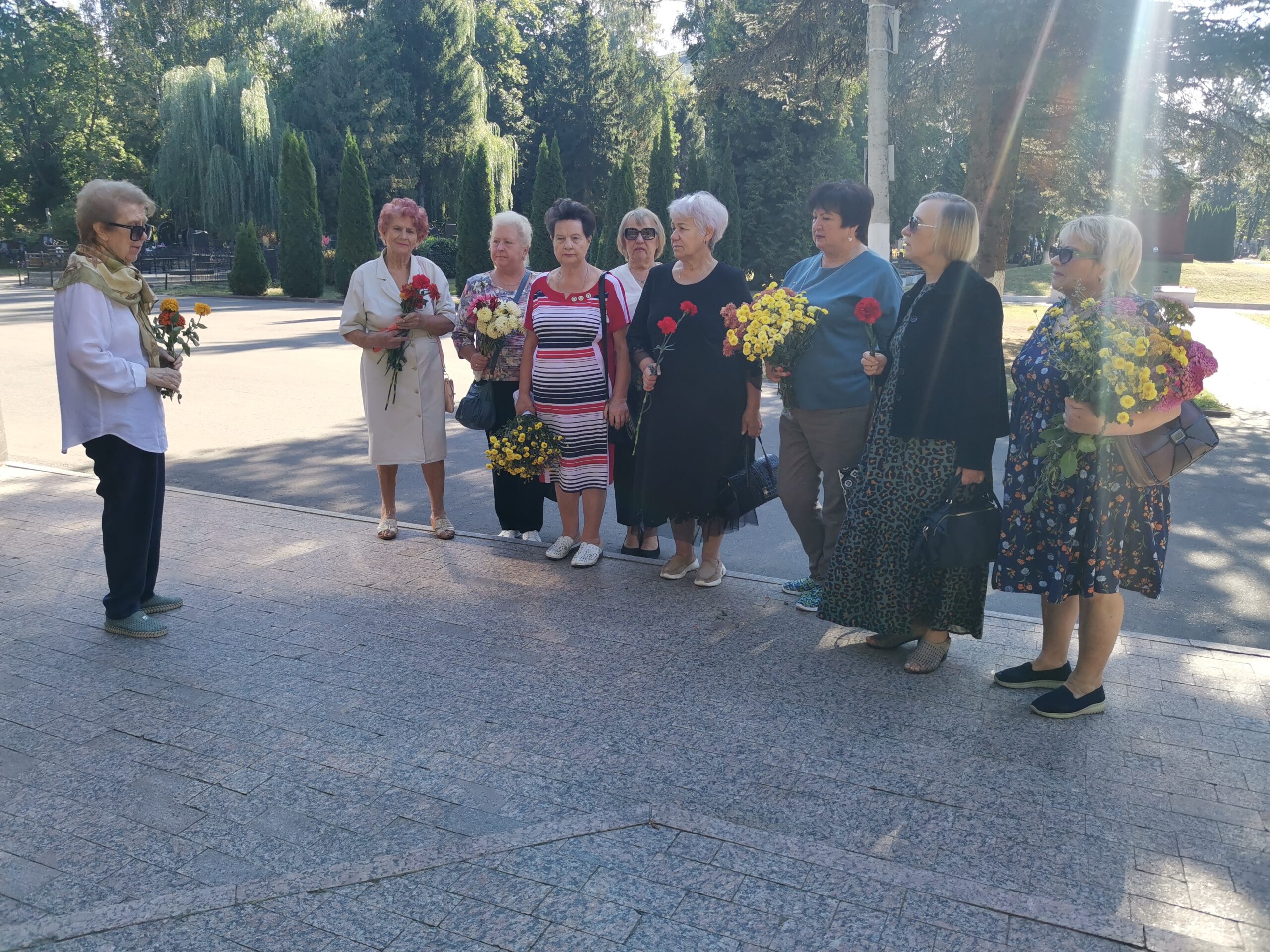 В преддверии Дня освобождения Брянщины ветераны Брянского района возложили цветы к могиле Неизвестного солдата