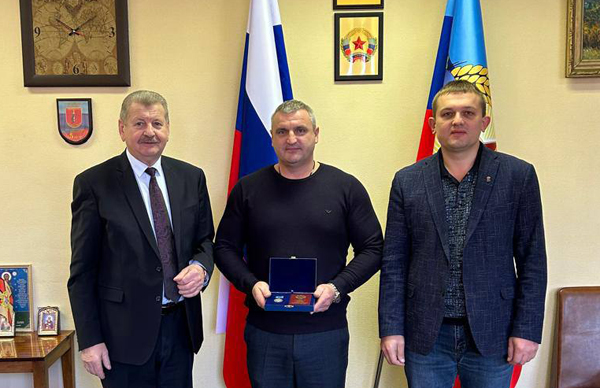 Награду вручил зам губернатора Николай Симоненко