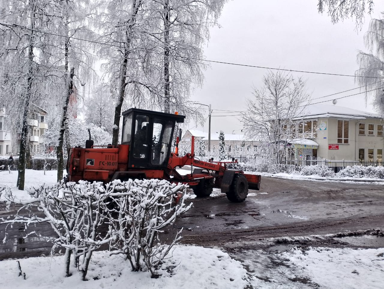 В Брянском районе и области продолжается активная уборка снега