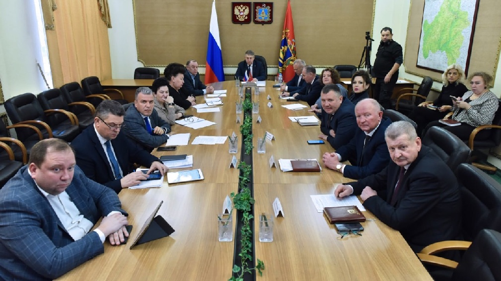 Губернатор Брянской области смотрит прямую линию Президента Путина