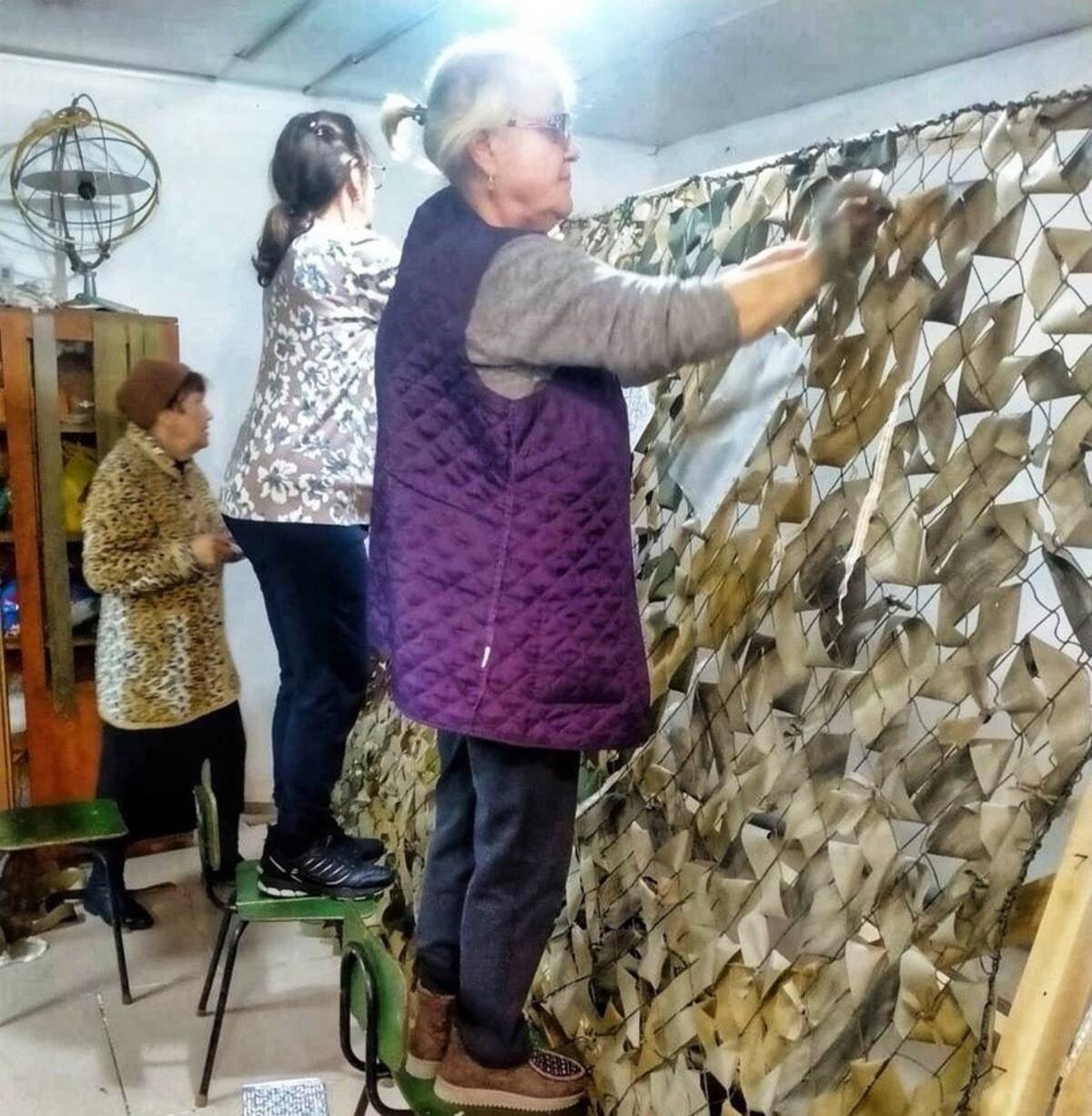 Женщины из Стародуба Брянской области плетут маскировочные сети для военных