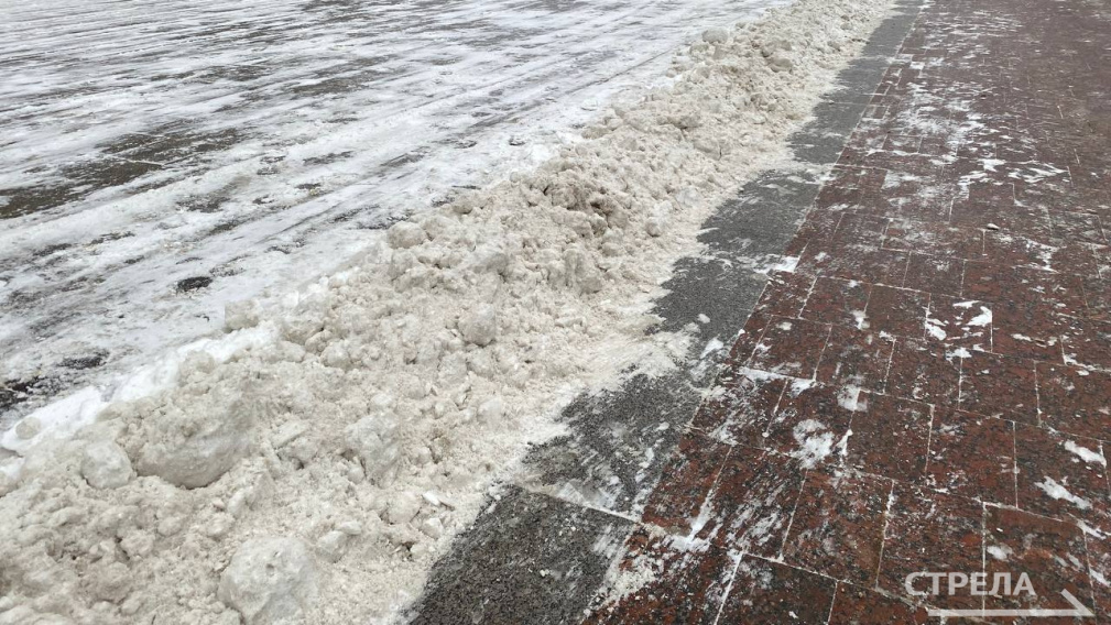 В Брянске продолжается уборка дорог от снега   