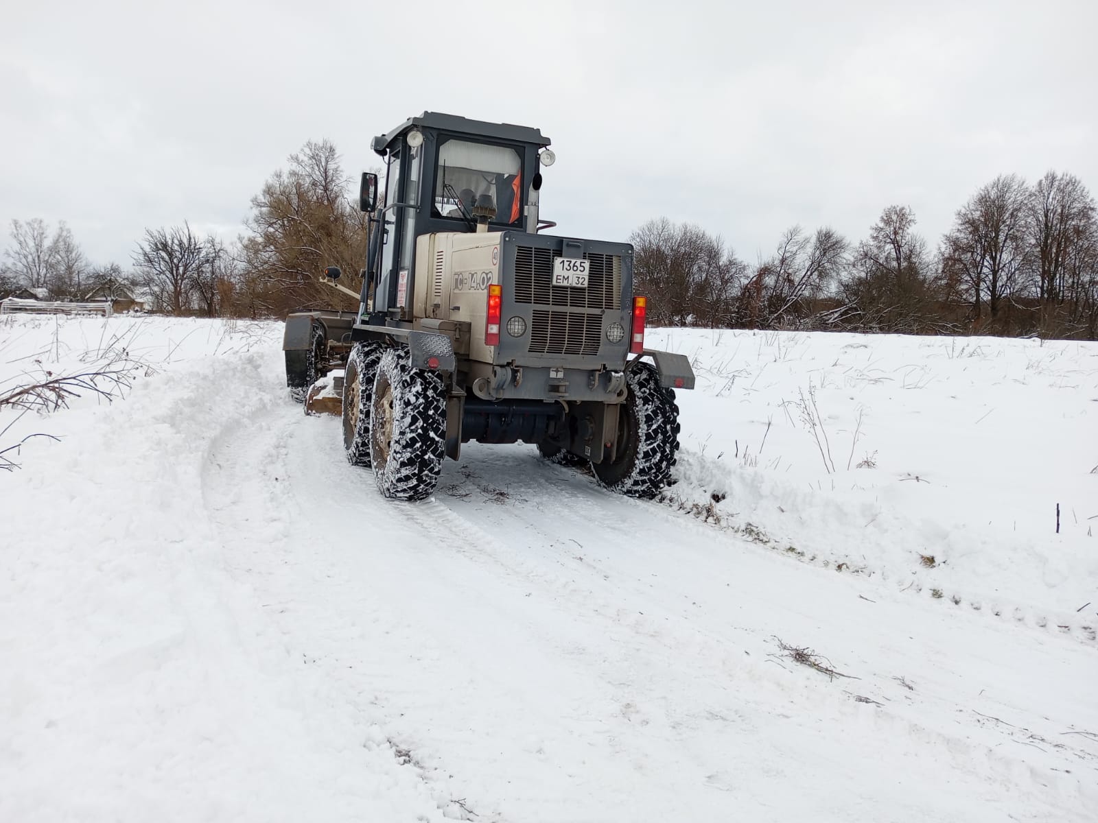 Запорошило стёжки-дорожки … в районе
