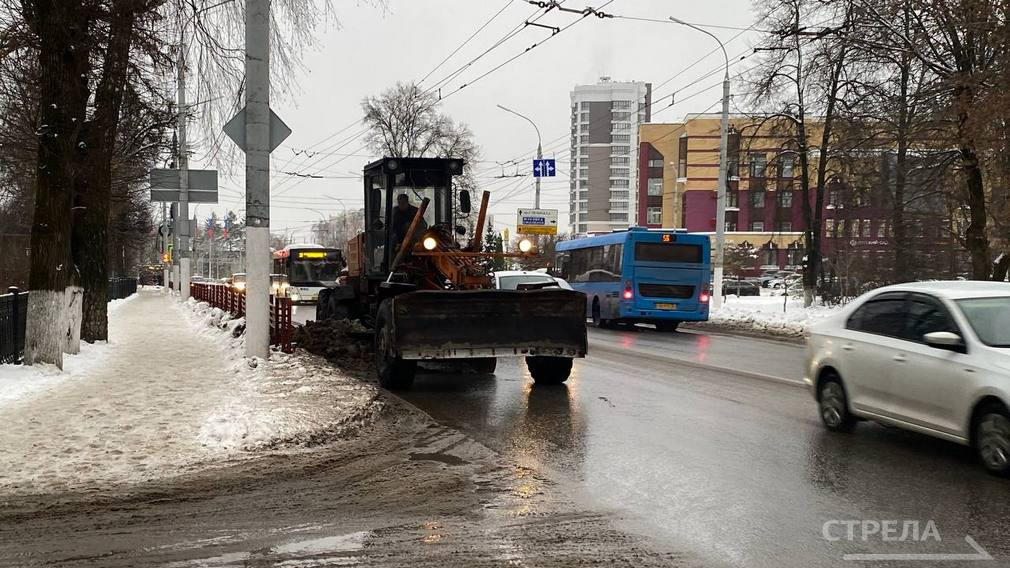 В Брянске снег убирают во всех районах города