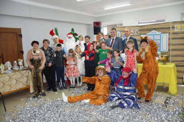 Для детей с ограниченными возможностями здоровья ГБУ «КЦСОН Климовского района» провели новогодний бал-маскарад