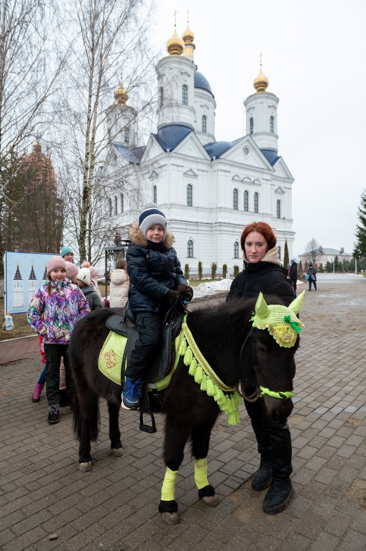 Юные воспитанники Воскресной школы Свенского монастыря прокатились на шетлендских пони