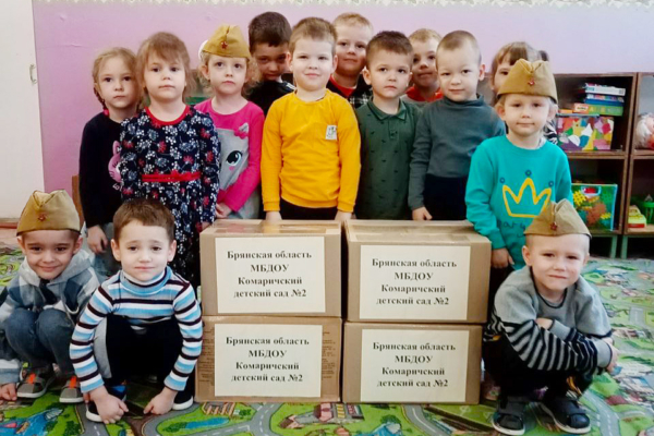 В младшей группе второго Комаричского детского сада прошла акция «Посылка солдату»
