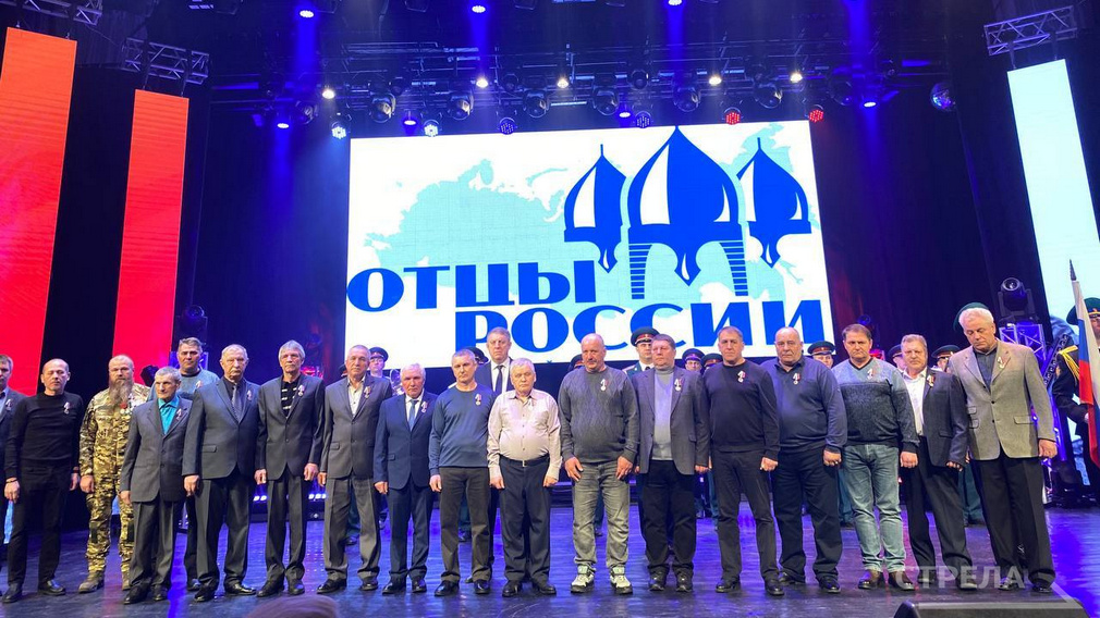 Глава региона наградил брянцев медалями «Отец солдата»