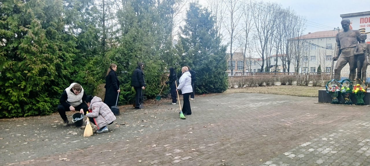 Волонтеры организовали уборку на территории мемориального комплекса Поколениям в п. Путевка