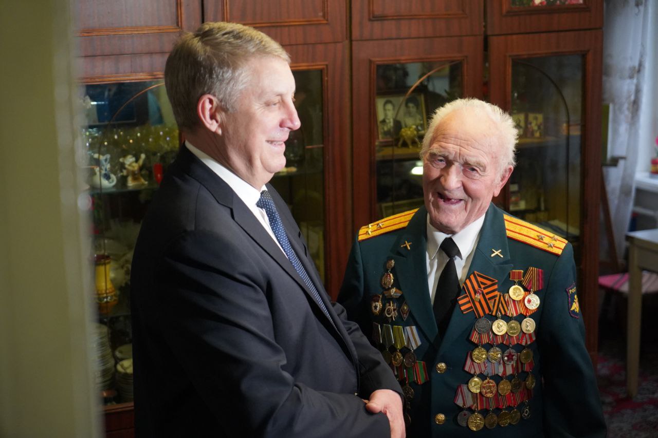 Губернатор Брянской области вручил юбилейную медаль 80 лет Победы в Великой Отечественной войне 1941–1945 годов» ветерану Николаю Редикульцеву