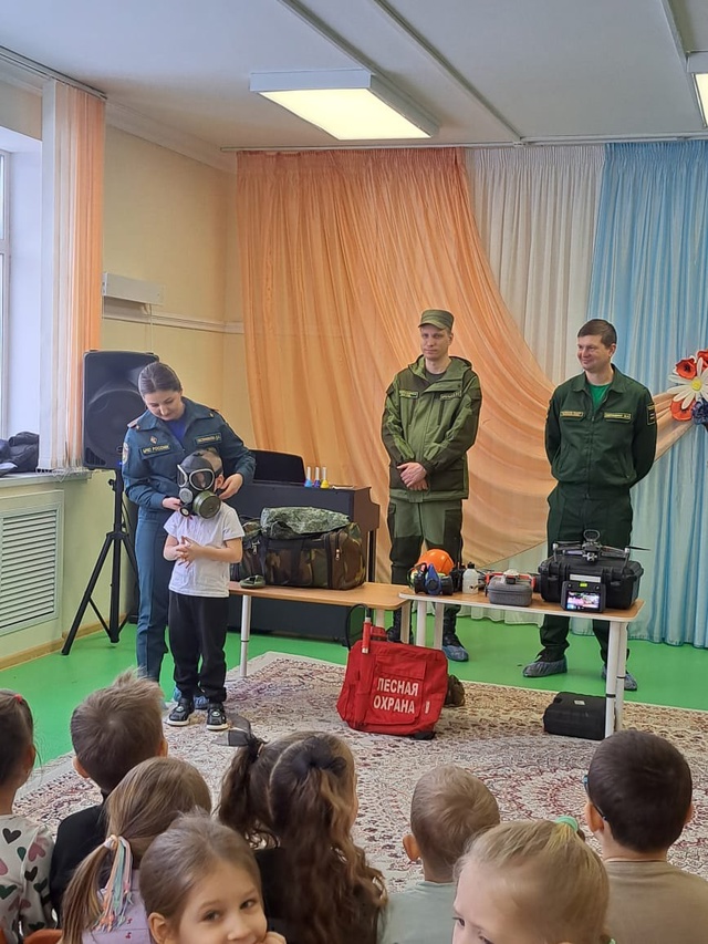 Сотрудники МЧС показали детям экипировку пожарного