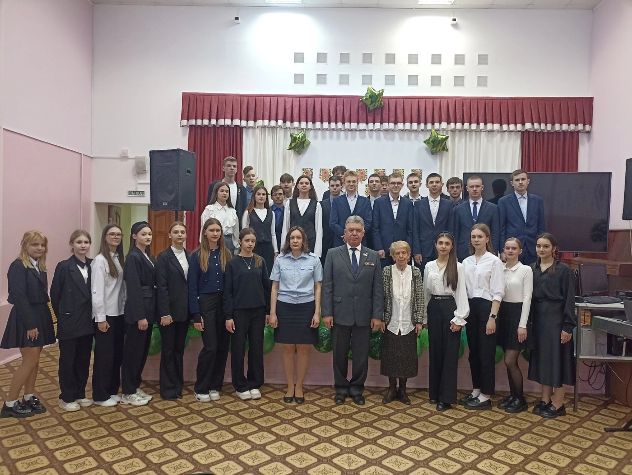 Лицеист из Добруни во время встречи с ветеранами узнали о способах защиты от мошенников и об ответственности за противоправные действия