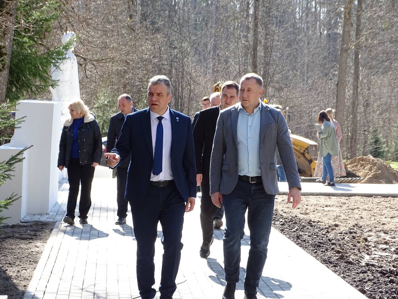 Врио губернатора совершил рабочую поездку на место стоянки партизанского отряда им. Виноградова, где проводятся ремонтные работы