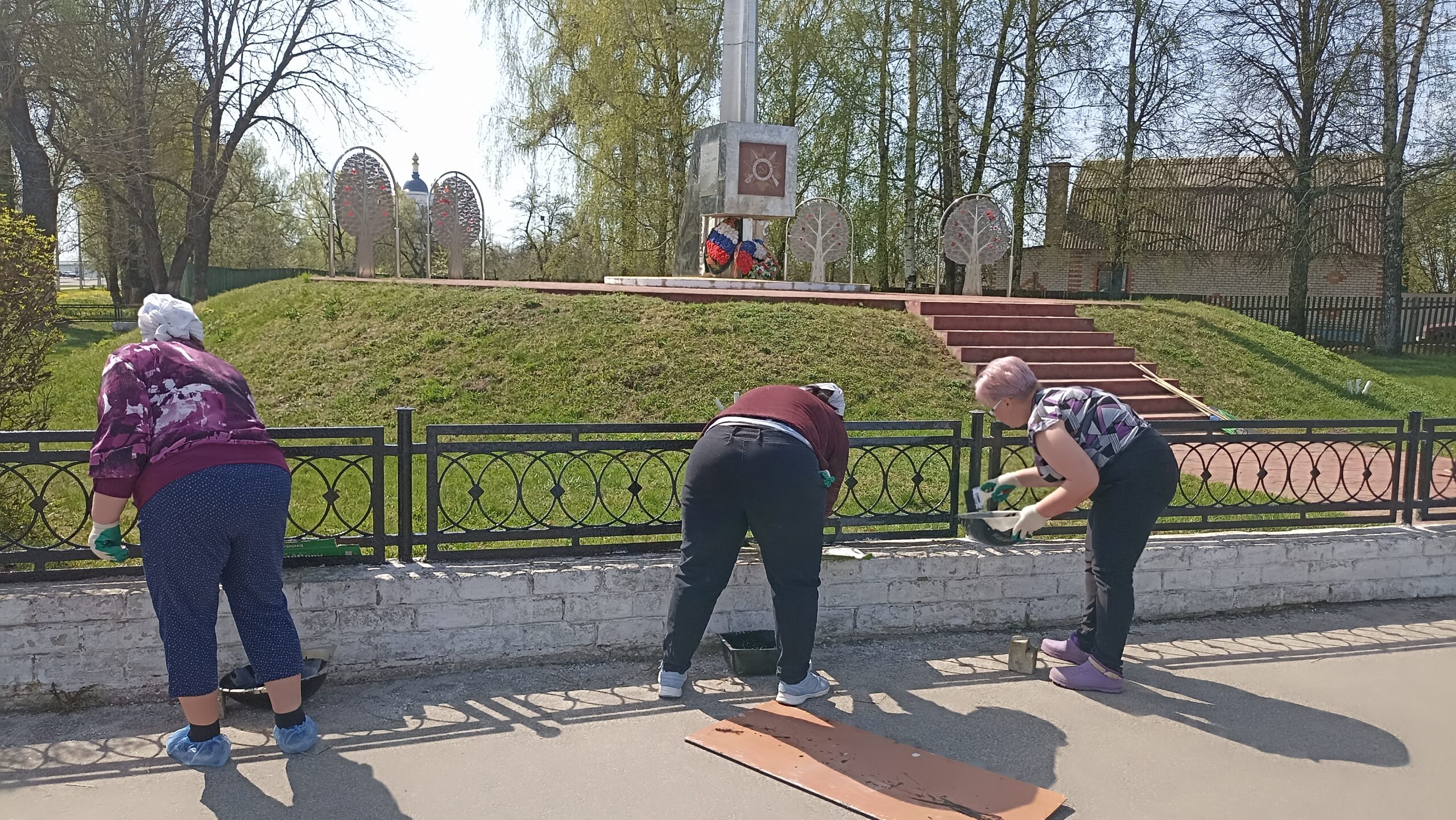 В Супонево проведена уборка у монумента воинам-супоневцам, погибшим в Великой Отечественной войне
