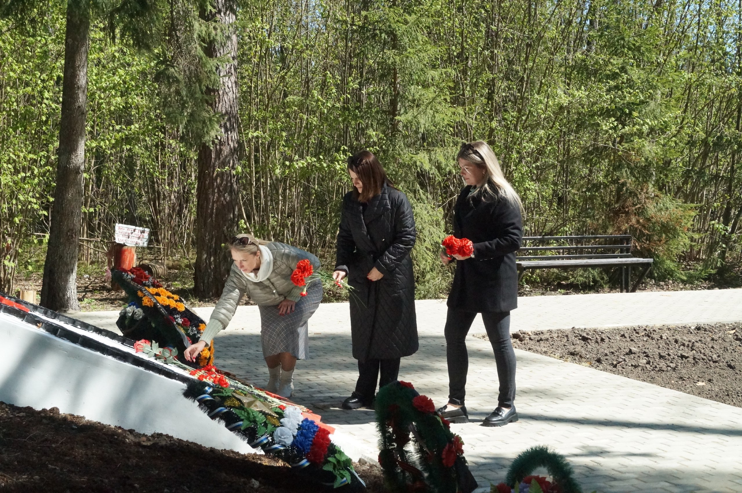 Представители Брянской районной администрации возложили цветы к братской могиле партизан на стоянке партизанского отряда имени Виноградова