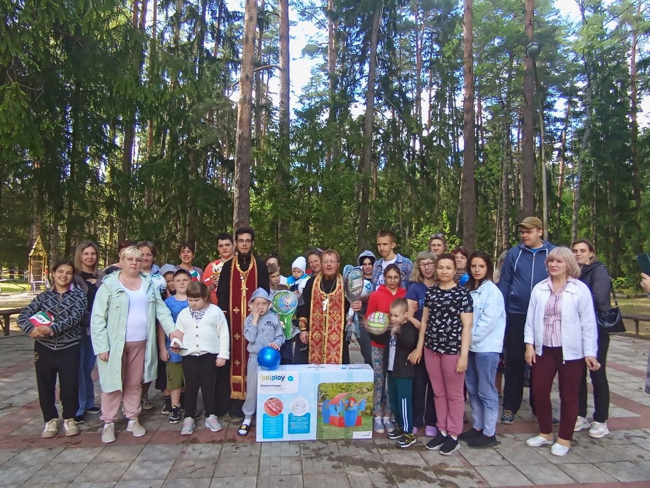 Настоятель храма и помощник благочинного Брянского района привезли в детский реабилитационный центр «Озёрный» спортивный инвентарь