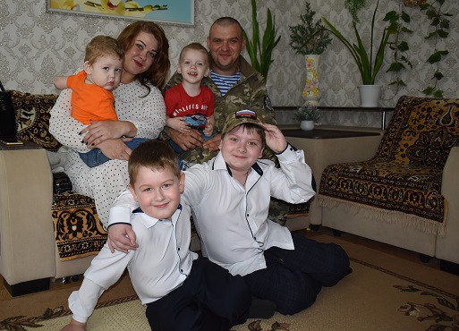 Участник СВО Максим Мельниченко из Клетни День Победы встретил с семьей
