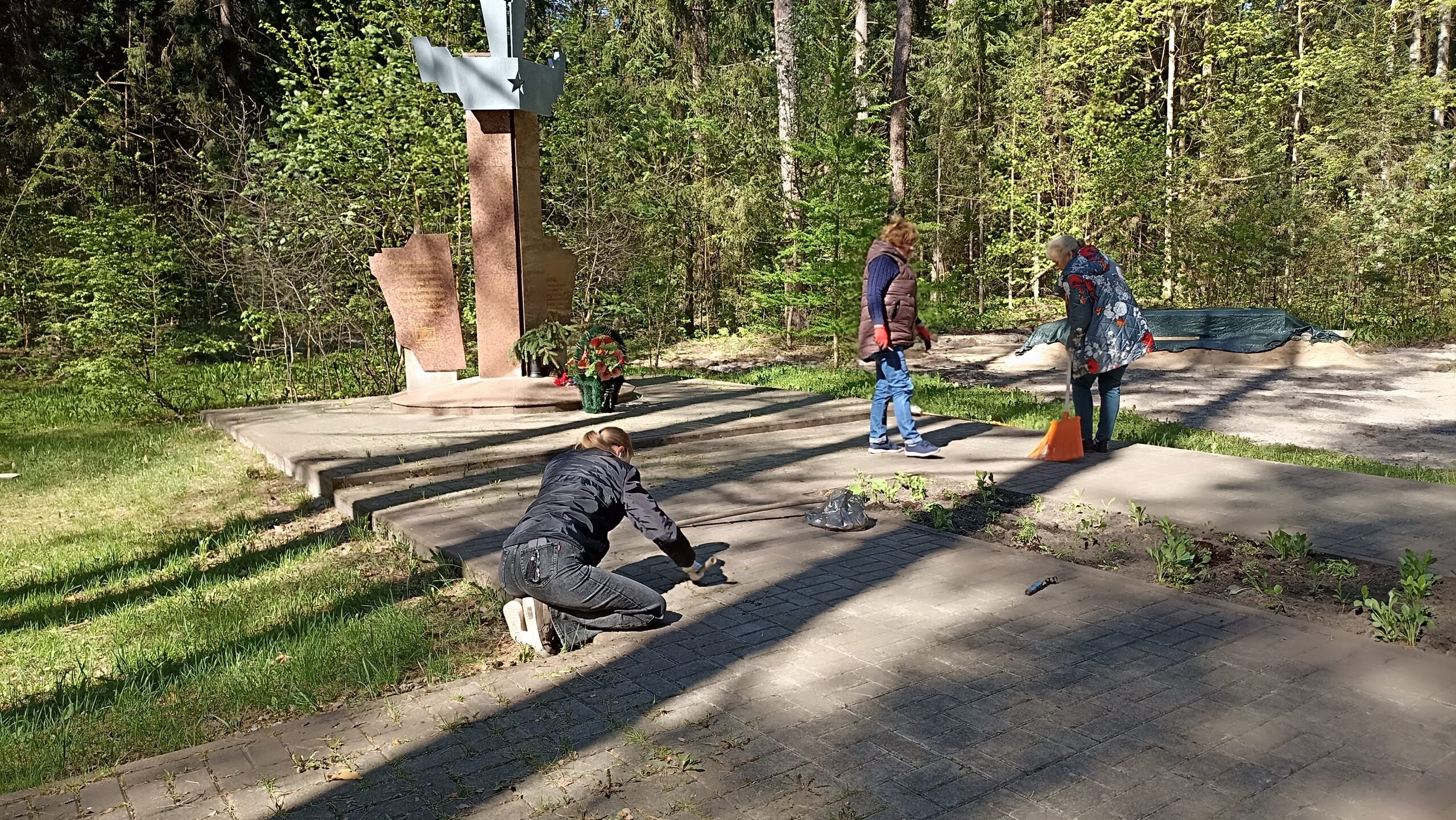 Журналисты провели субботник на территории возле памятника военным журналистам