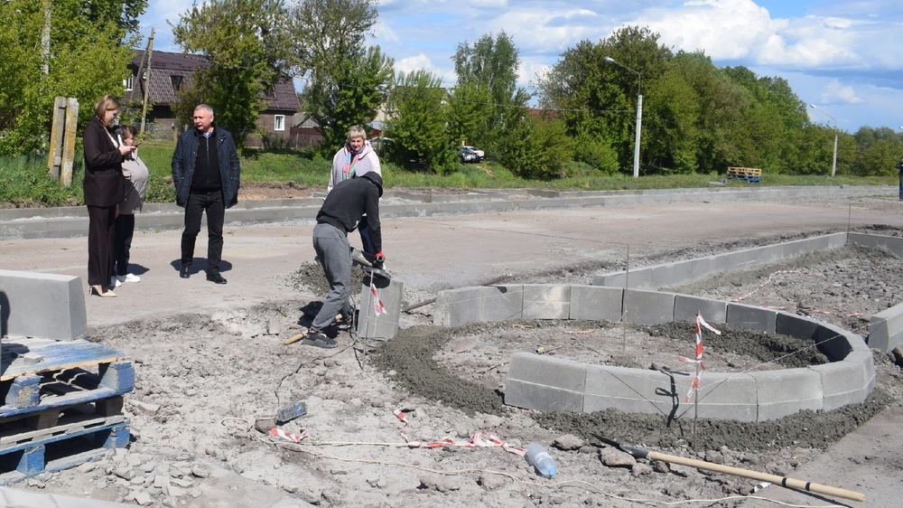 В Глинищево ведется благоустройство площади «Народной»