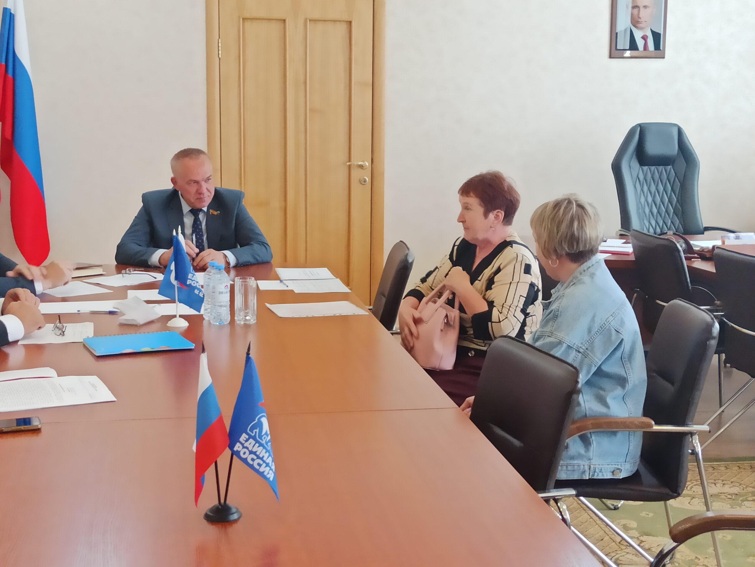 Николай Якушенко провёл приём граждан в Брянском районе