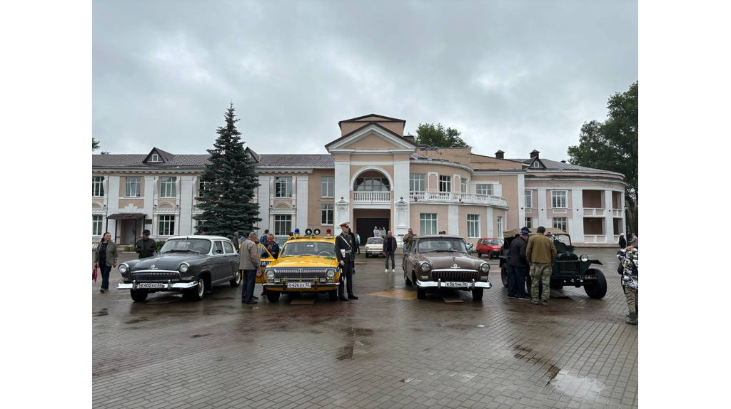 В брянском поселке Белые берега в День молодежи прошла выставка ретромобилей
