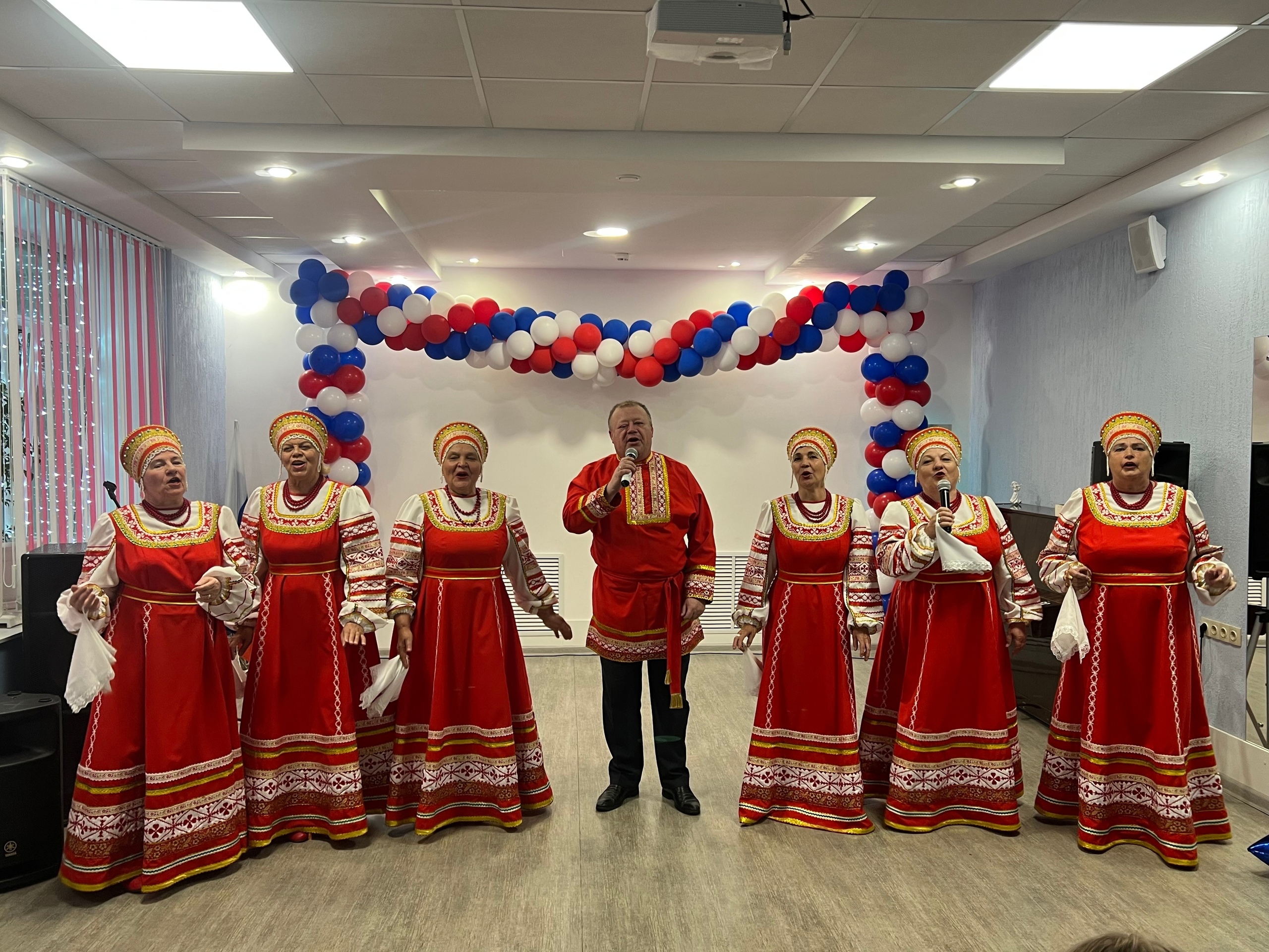 Коллектива «Созвездие» открыл в сельском клубе праздничный концерт