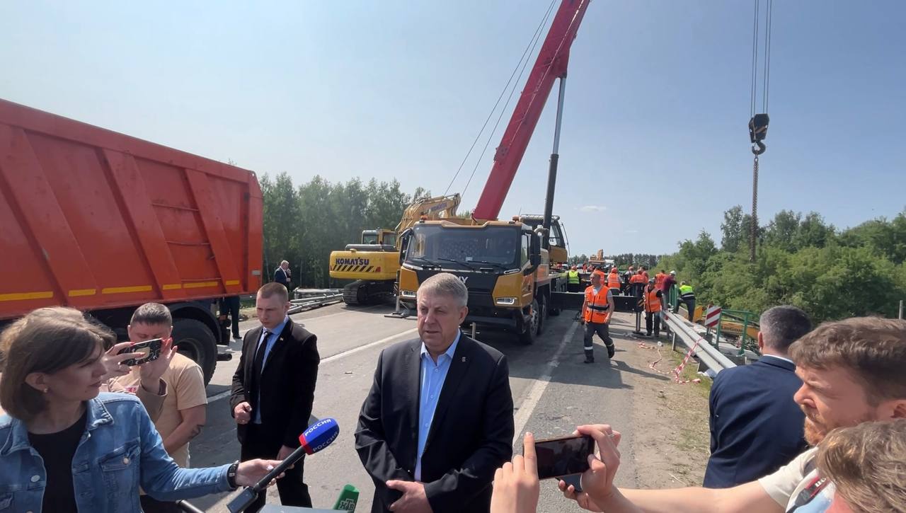 Продолжаются работы по ликвидации последствий на месте происшествия в Выгоничском районе