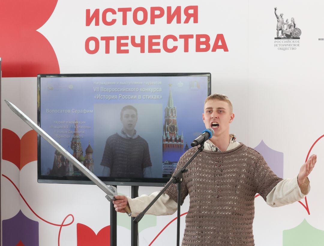 Ученик Новодарковичской средней школы Брянского района Серафим Волосатов выступил на Красной площади