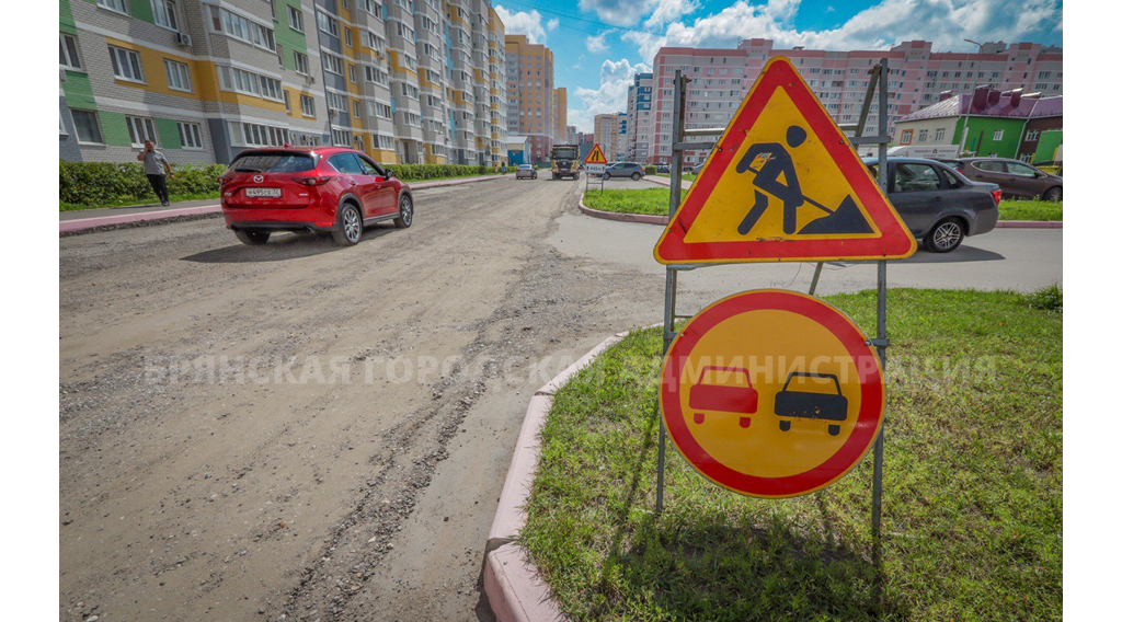 На улице Строкина фрезеруют асфальт