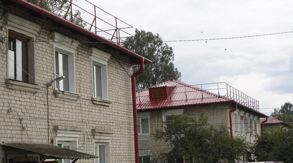 В Локте и Погребах ремонтируют кровли жилых домов