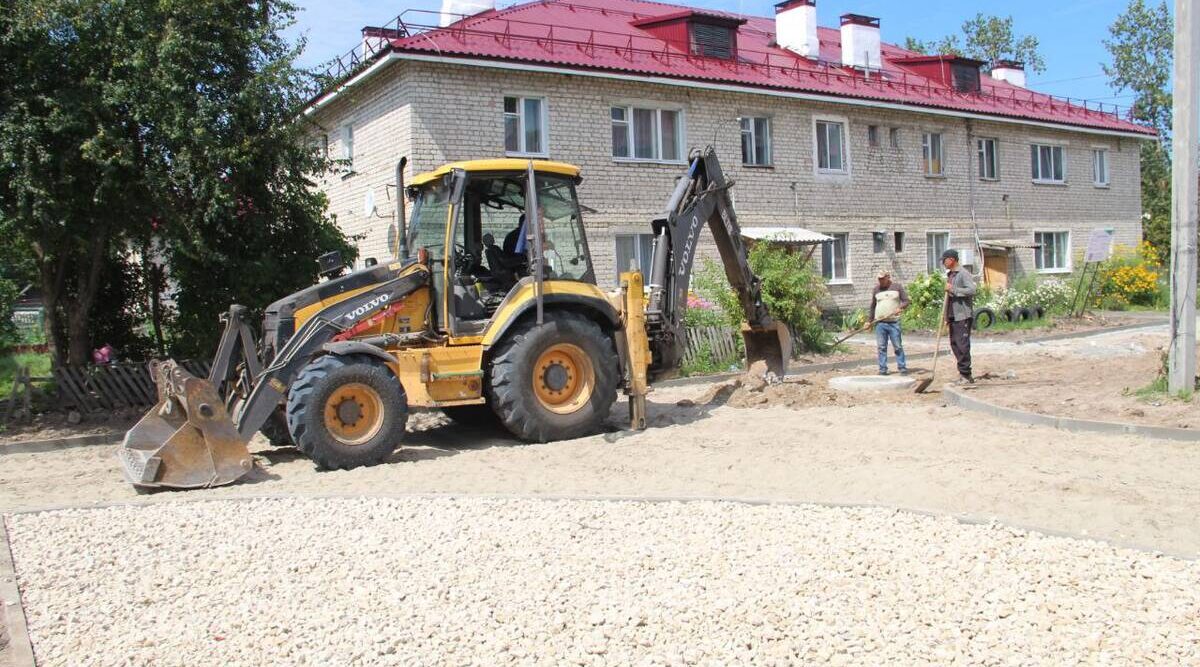 В Локте Брасовского района Брянщины проводят благоустройство дворовой территории