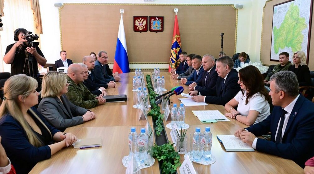 Губернатор встретился с волонтерами и военными медиками