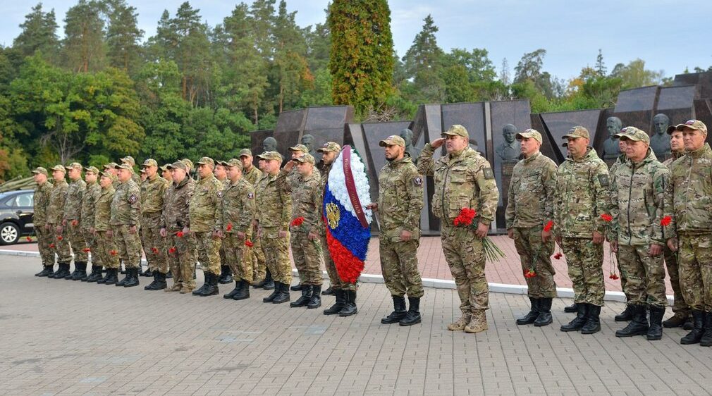 БАРСовцы возложили венки и цветы к мемориалу