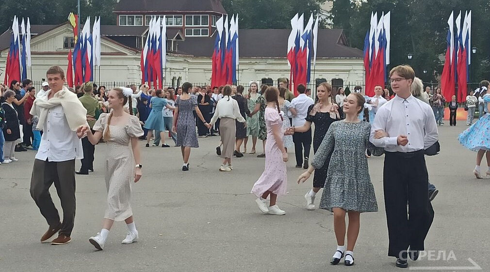 В Бежице прошёл праздничный арт-парад