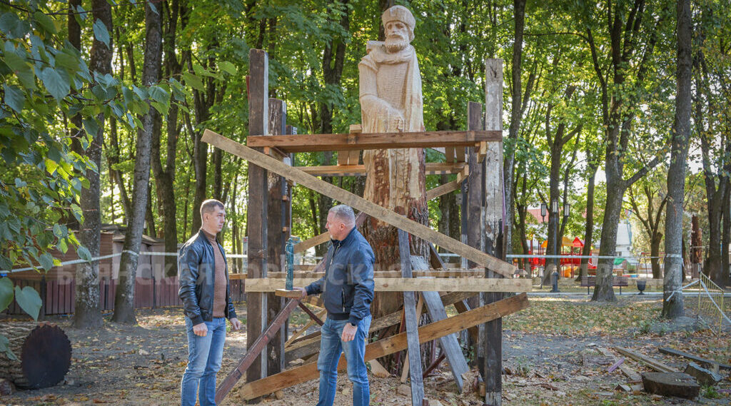 В парке Толстого новая деревянная скульптура