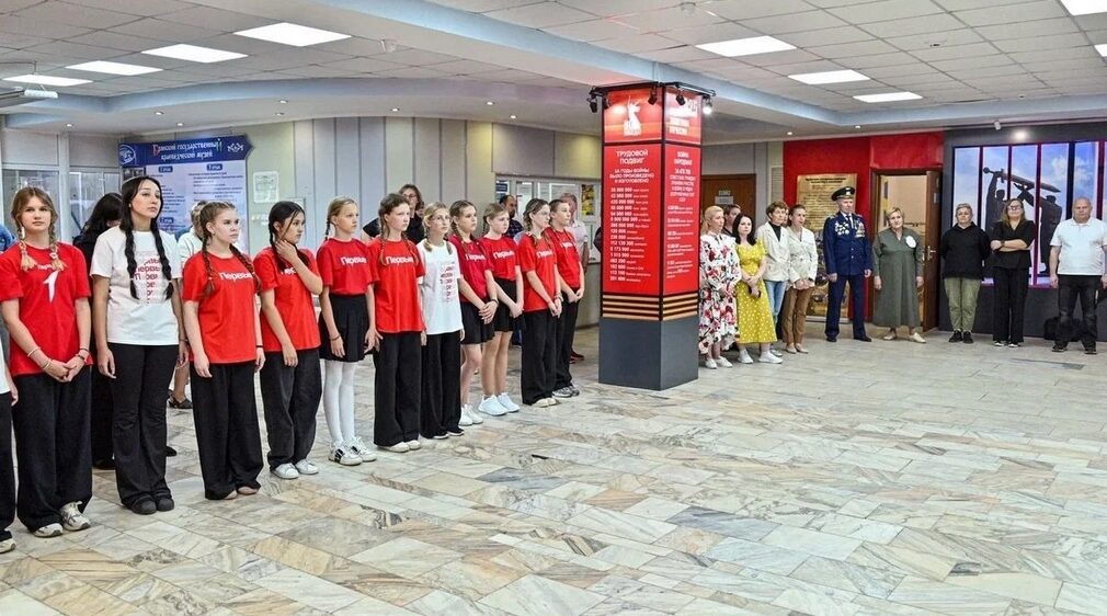 Открылась выставка «Юношеству-окрыляющий пример»