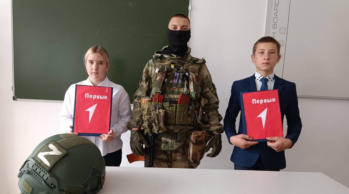 Школьники Стародубского округа встретились с участником СВО